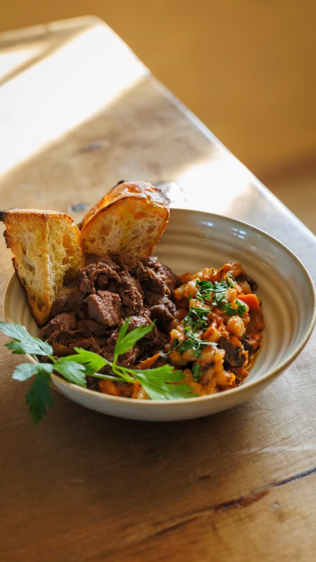 🍲 Langtidskokt. Dyp. Uimotståelig. Langtidsstekt hjort marinert i rødvin, portobellosopp, rødløk, potet og aromatisk tomatsaus med timian og rosmarin.
Dette er italiensk comfort food, laget for rolige kvelder og lange samtaler.
Serveres med husets focaccia, selvfølgelig.
Perfekt å bestilles med et glass Barolo.. eller 2. Vi dømmer ingen 😉
Tag den vi ville smake dette med 🥰
CC 📸 @kamil_in_oslo
𝐂𝐈𝐍𝐐𝐔𝐄 𝐓𝐄𝐑𝐑𝐄 - 𝐅𝐄𝐌 𝐁𝐘𝐄𝐑 - 𝐄𝐧 𝐯𝐞𝐫𝐝𝐞𝐧 𝐚𝐯 𝐬𝐦𝐚𝐤! 🇮🇹
ÅPNINGSTIDER
Mandag stengt
Tirsdag - Torsdag 15:30 - 21:30
Fredag - Lørdag 15:30 - 22:00
Søndag 15:30 - 21:30