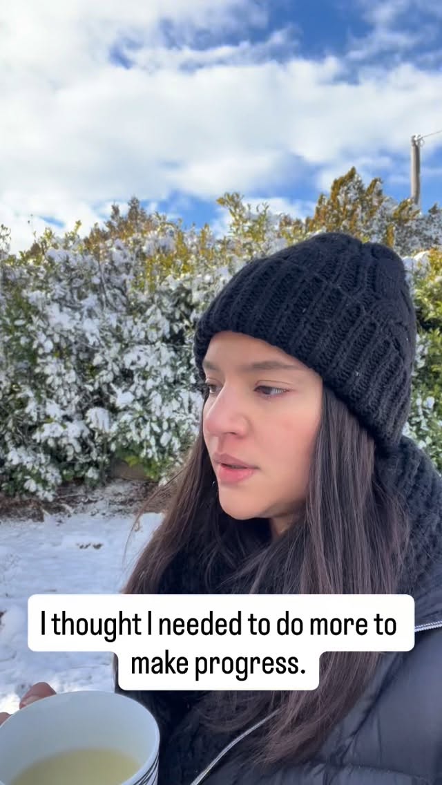 I see this every January. ❄️
People aren’t stuck because they aren’t trying hard enough.
They’re stuck because the starting point doesn’t fit real life.
More rules and more intensity feel like progress — especially when motivation is high. 🔥
But when the approach doesn’t fit your day-to-day life, it quietly falls apart.
That doesn’t mean you failed. 🤍
It means the strategy didn’t match the context.
💾 Save this — it’s an important distinction to come back to when things start feeling heavy.