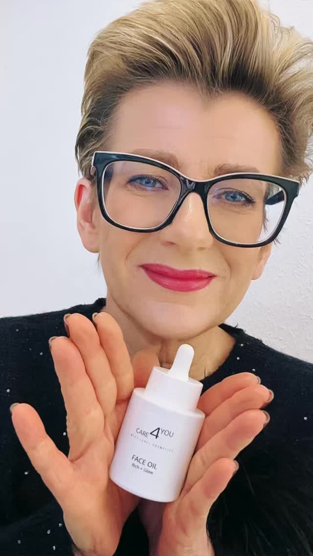 Kälte draußen, trockene Luft drinnen - manchmal braucht die Haut einfach ein bisschen mehr.
1-2 Tropfen Face Oil zur Creme und die Pflege passt wieder 👍🏻
#winterhaut #pflegeprodukte #care4you #hautpflege #beautytips
