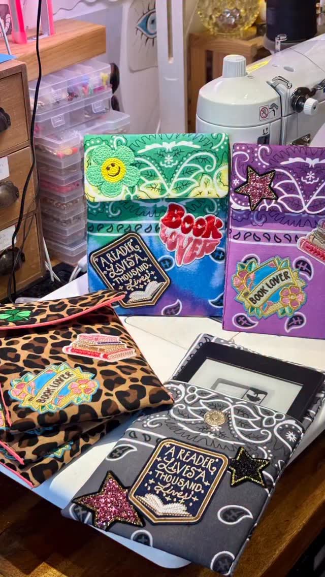 Étui à Kindle.
Étui rembourré.
Patchs cousus.
100% coton.
#pieceunique #madeinfrance #artisanatfrancais #nice #mauvaisoeil #madeinfrance🇫🇷 #smiley #love #bandana #leopard #book #booklover