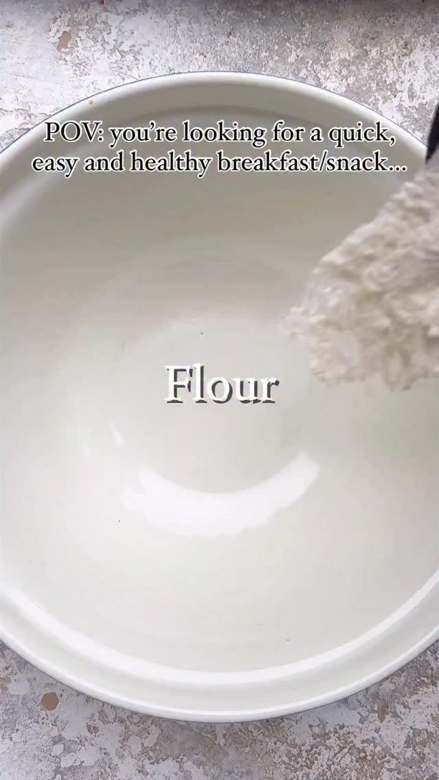 RECIPE BELOW 👇🏽
🫐BLUEBERRY BREAKFAST LOAF 🫐
If you fancy cake for breakfast then you NEED TO TRY THIS RECIPE 😍
✅7 ingredients
✅Packed full of nutrients
✅So SO easy to make
✅Incredibly delicious
INGREDIENTS
▪️1 and 1/2 cups self raising flour
▪️1 cup of oats
▪️1 tsp baking powder
▪️2 eggs
▪️1 cup of yoghurt
▪️1/2 cup maple syrup
▪️1 cup of blueberries, coated in flour
METHOD
▪️Preheat oven to 180c
▪️In a large bowl mixture together the first 3 ingredients together. Then add remaining ingredients and mix.
▪️Pour into a prepared loaf tin. Spread evenly
▪️Top with more blueberries and oats (optional)
▪️Bake for 35-45 minutes or until a toothpick comes out clean
Enjoy 🫐
Recipe by the amazing @doctorbowl