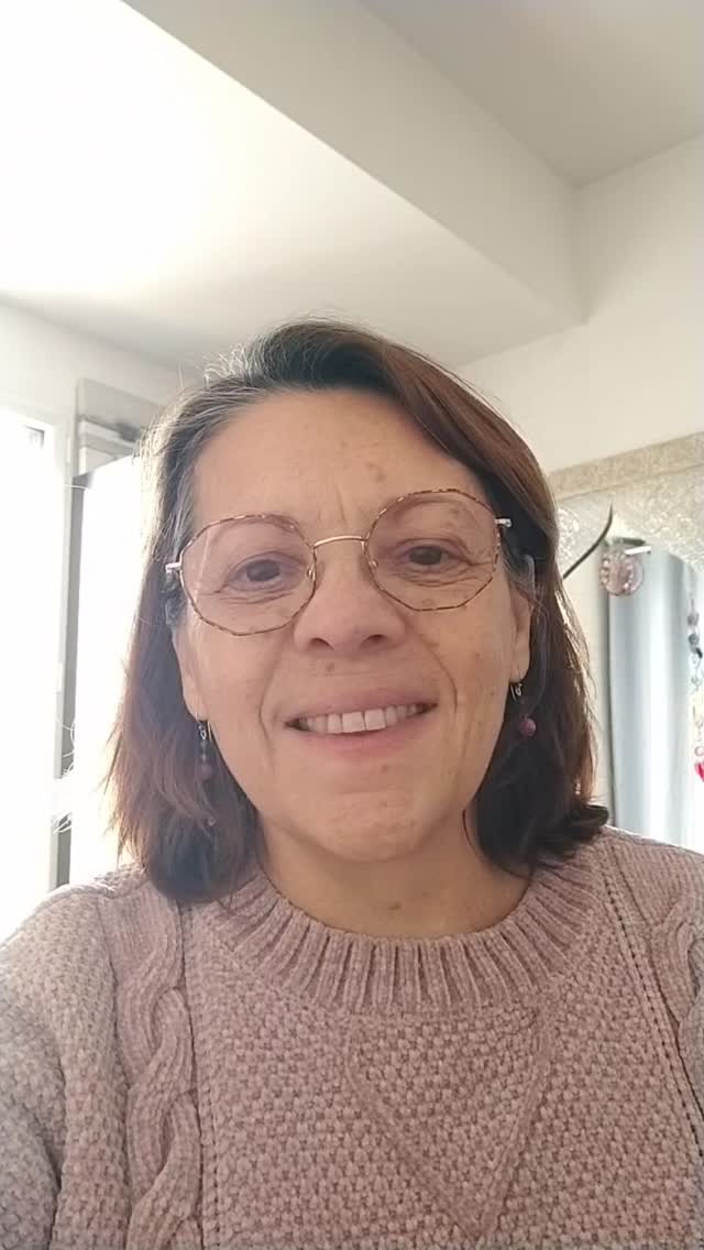 Belle joyeuse nouvelle année ! Je vous souhaite de la magie et de la joie, de la réalisation et de l'expansion, des rêves qui se réalisent et bien plus encore.
Après 3 semaines de pause bien méritée, je reprends le tirage de la semaine. On ouvre l'année avec le père intérieur et l'équilibre entre nos côtes solaire et lunaire. Il va être important cette année de solliciter notre part masculine pour mettre en place de nouvelles choses: nous sommes en année 1 m alors on peut tout commencer! Mais la carte d'équilibre solaire lunaire nous demande de rester bien posé dans cette énergie et ne pas la laisser non plus prendre toute la place. On pose des bases et on avance, on n'explose pas en vol!
Retrouvez la solidité intérieure pour avancer sur de nouveaux projets avec courage et détermination mais sans précipitation.
Belle semaine!
#connaissancedesoi #archetypes #ame #energetique #oracle