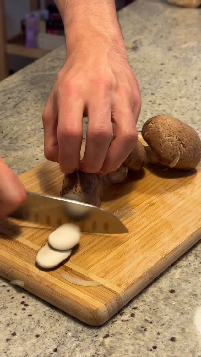 Wald statt Fast Food: Saftiger Wildfleisch Burger mit Reh, Pilz-Relish, Orange und Preiselbeeren – flexitarische Abwechslung zum Cheeseburger. Nachkochen und mit #Foodforflexitarians teilen!
Zutaten für 2 Wildfleisch Burger
2 Brioche Buns
300 g Rehwild-Hackfleisch
1 Teelöffel Dijon-Senf
1 kleine Schalotte, sehr fein gehackt (optional)
1 Teelöffel Worcestersauce oder Sojasauce
Salz & Pfeffer
1 Orange
Wildpreiselbeermarmelade
Ziegenkäse in Scheiben
Für das Pilz-Relish
150 g braune Champignons oder gemischte Waldpilze, fein geschnitten
1 kleine Zwiebel, gewürfelt
1 Knoblauchzehe, fein gehackt
1 Esslöffel Butter
1 Teelöffel Olivenöl
50 ml Rotwein
1 Teelöffel Thymian
Salz und Pfeffe
#Foodforflexitarians
#wildfleischburger
#rehburger
#wildburgerrezept
flexitarischessen
fleischbewusstgenießen
nachhaltigessen
wildrezepte
burgerliebe
gourmetburger
pilzrelish
preiselbeeren
orangerezept
feierabendrezept
wochenendrezept
comfortfood
herbstkueche
winterkueche
seasonalcooking
slowfood
fromforesttoplate
gamemeat
venisonburger
homemadeburger
foodblogger_de
foodvlog
flexitariandiet
realfood
bewusstessen
meatbutbetter