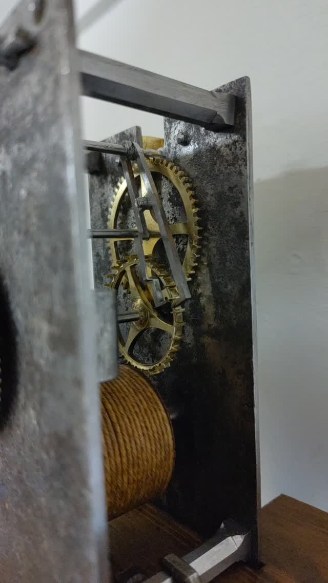 God fortsättning allihop! Nu tickar det på i verkstaden igen. Här är ett unikt urverk som vi renoverade förra året. Tillverkat i Uppsala av den så kallade revolverpastorn. Urverket har ett ovanligt gångsystem, vet ni vad det heter? 🤔⚙️
#klocka #urmakeri #clockrepair #ulvakvarn #uppsala