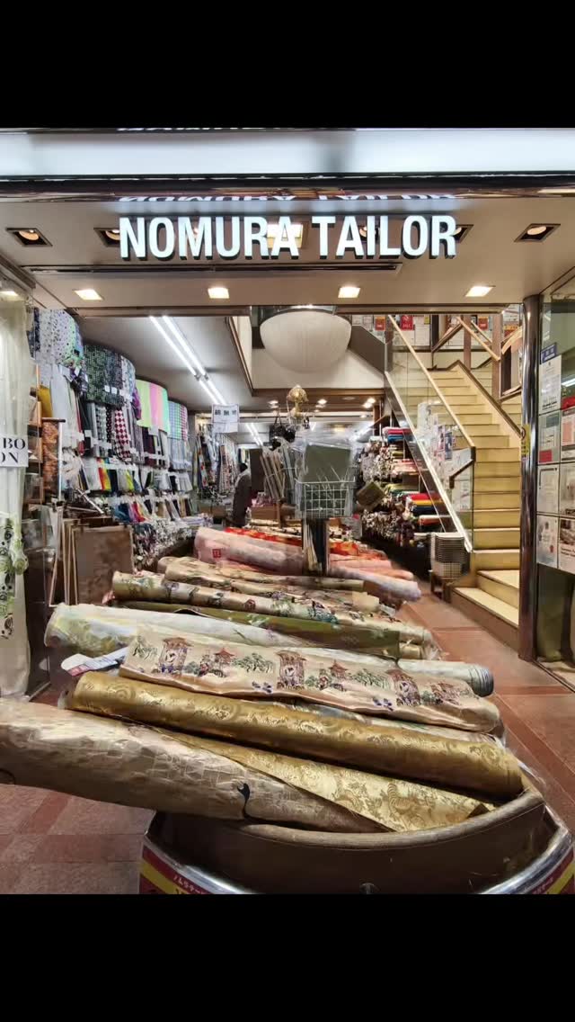 I was in Nomura Tailor Kyoto and here are some photos we took of the store. Japan produces their own fabrics and this store sells a huge variety of them. I of course only go for fabrics with which I can make patchwork and quilting. I have since visited Nippori Fabric Town in Tokyo (post on that next!) and I think this trip has made me understand why so many people love Japanese fabrics. I am now a convert. Stay tuned for haul post!
#japanesecotton #nomuratailor #japanesefabric #handmademalaysia #sewingmalaysia