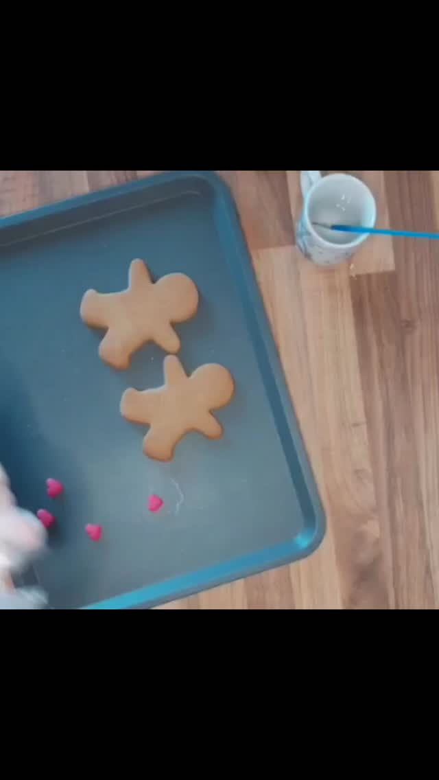 Love is in the details 💕
Our San Valentine’s gingerbread men are baked to share, gift, and fall a little more in love.
Warmly spiced, beautifully decorated, and made with the same care as all our creations, with a vegan option available too, so no one misses out on the magic.
Perfect for little surprises, sweet gestures, or simply treating yourself ✨
#AriasCakes #SanValentines #GingerbreadLove #VeganTreats #EdibleMagic