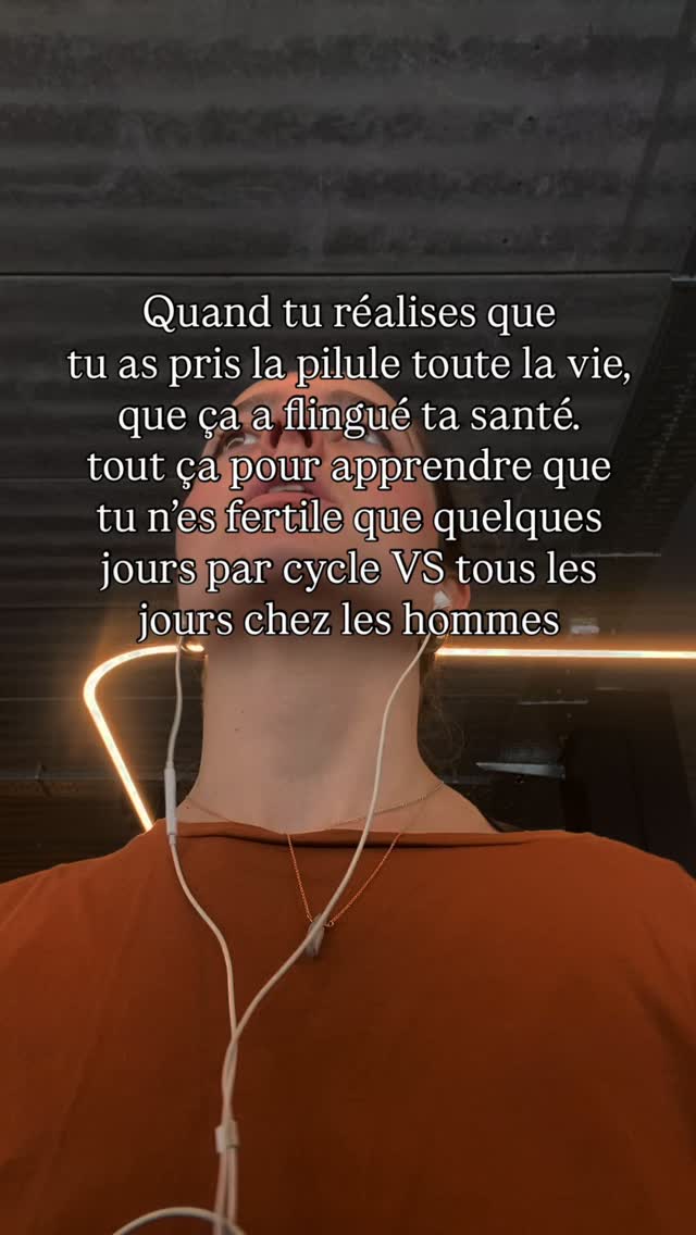 Yes, on est fertile qu’environ 6jours par mois. On est d’accord que quand on prend conscience de ça c’est 🤯🤯
Parce qu’en plus de prendre la pilule pour si peu de jours fertile, la prise est loooin d’être anodine 👀
D’ailleurs, la plupart des femmes que j’accompagne se retrouve avec des symptomes qui (re)viennent en force dès l’arrêt.
Pourquoi? 👇
La pilule ne régule pas ton cycle : elle le met en pause.
👉 Elle bloque l’ovulation et stoppe ta production hormonale naturelle
👉 Elle sollicite ++ le foie pour éliminer les hormones de synthèse
👉 Pour faire ce travail la, elle puise dans les réserves en nutriments et va créer des carences (magnésium, vitamines B, zinc…)
👉 Elle impacte l’énergie, l’humeur, la libido, la peau
👉 Elle influence aussi la thyroïde et d’autres hormones clés
Alors qu’est-ce qu’il y a comme alternative pour la contraception? Perso la symptothermie a été un révélation.
✨ Cette méthode naturelle est aussi fiable que la pilule quand elle est bien appliquée. En plus d’être géniale aussi bien comme méthode de contraception que pour comprendre ton cycle, ta fertilité et reprendre le pouvoir sur ta santé.
🎧 On a enregistré un épisode de podcast pépite avec Eugénie Tabi, formatrice en symptothermie pour tout comprendre et casser les idées reçues !
👉 Écris EPISODE et je t’envoie le lien.
——-
✋ Si tu as envie d’arrêter la pilule sereinement ou que depuis l’arrêt, tu en te reconnais plus 👇
👉 Écris BILAN et on fera le point ensemble.
C’est gratuit, ça n’engage en rien mais au moins tu y verras plus clair ✨
——
PS : Mon but avec ce post est d’informer. Si tu la prends, que tu as conscience de l’impact sur ton corps et qu’elle te convient, c’est tant mieux pour toi 🫶