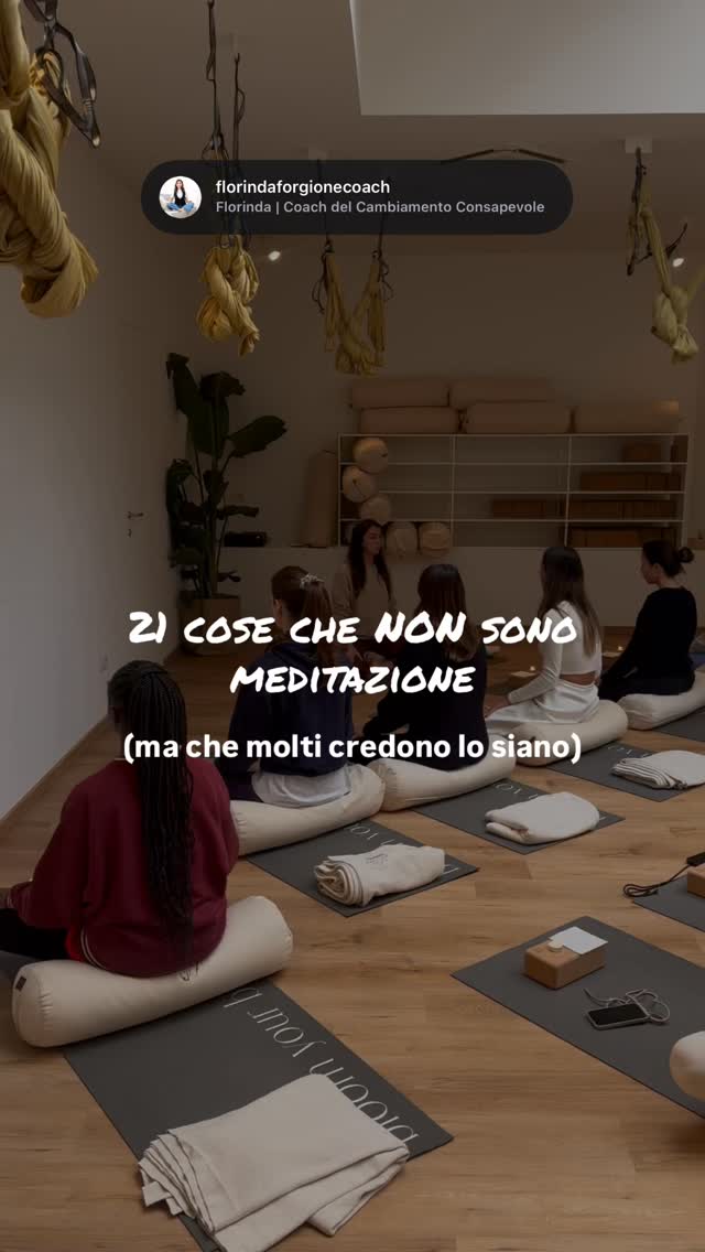 21 cose che NON sono la meditazione
(ma che in tanti credono lo sia)
1. Diventare qualcuno di diverso
2. Fare la persona zen su Instagram
2. Rilassarsi per forza
3. “Pensare positivo”
4. Ripetersi frasi motivazionali
5. Scappare dai problemi
6. Addormentarsi sul cuscino
7. Fare yoga velocemente
8. Respirare due volte quando sei in ansia
9. spegnere la mente
10. Controllare le emozioni
11. Sistemarti
12. Migliorarti in fretta
13. Essere sempre centrata
14. Non provare rabbia o tristezza
15. Fare silenzio fuori mentre dentro è caos
16. Essere spirituale
17. Fare qualcosa “perché fa bene”
18. Avere risposte immediate
19. Sentirti diversa dagli altri
20. Fare come fanno tutti
21. Evitare quello che senti
Meditare è stare.
Con il respiro.
Con quello che c’è.
Anche quando non è bello, non è chiaro, non è comodo.
Se hai sempre pensato di “non essere portata”,
forse non è la meditazione a non fare per te,
ma il modo in cui ti è stata raccontata.
Nella challenge 21 giorni per creare la vita che desideri
la meditazione non è una performance.
È una pratica reale, guidata, possibile — anche nei giorni storti.
👉 Link in bio
oppure scrivimi “Challenge” in DM e ti mando tutte le info.
A volte il vero inizio
è smettere di credere alle definizioni sbagliate.