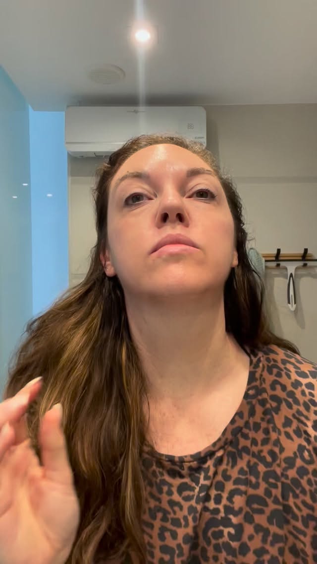 ✨ Zaterdag 7/2 is het zover: onze exclusieve Liftboost Dag!
📍 Kies tussen een HIFU-behandeling voor het halve of volledige gelaat.
🍸 Geniet van een collageen-drankje bij aankomst.
💆🏼♀️ Ervaar een diepe, non-invasieve huidversteviging met HIFU.
🎁 Ga naar huis met een gratis Collagen Filler Elixir.
🎀 Beperkte plaatsen – boek je afspraak vandaag nog en gun jezelf die natuurlijke lift waar je al zo lang van droomt. 💖
📩 Stuur een bericht of boek via purelle.be
Liefs
Lien 😘
Pur’elle Huidinstituut
☎️ 0494586550
📩 info@purelle.be
https://www.purelle.be
#skinvriendin #ProAging #Liftboost #PurElle #StralendZonderInjecties