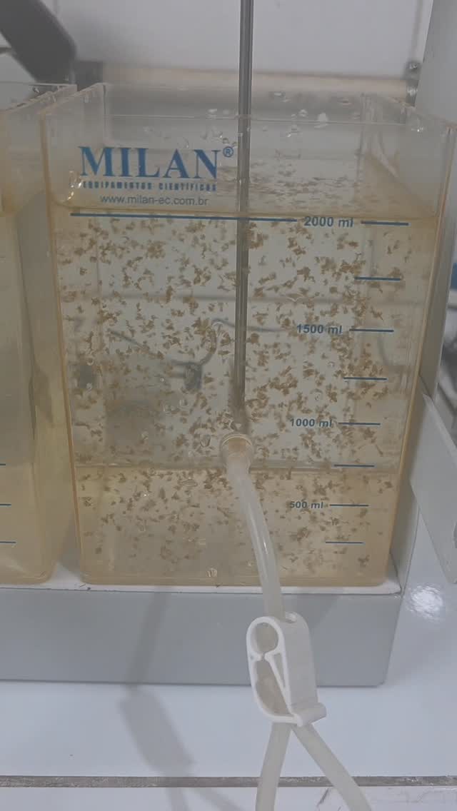 A eficiência de uma estação de tratamento começa na bancada. 🧪⚙️
No vídeo, realizamos um ensaio de Jar Test para otimização de dosagem de coagulantes/floculantes. É possível observar uma formação de flocos robusta e uma velocidade de sedimentação excelente, indicando que atingimos o ponto ideal de equilíbrio químico.
Esse teste é fundamental não apenas para garantir a qualidade do efluente final, mas também para o OPEX do sistema, evitando desperdício de produtos químicos em escala real.
Engenharia é precisão!
#Saneamento #EngenhariaQuimica #TratamentoDeAgua #EficienciaOperacional #JarTest MeioAmbiente