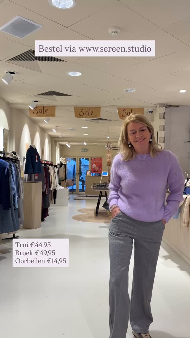 Lila, mijn favoriete kleur! Trui ook verkrijgbaar in de webshop. 10% wol, 30% mohair 40% polyamide 20% polyacryl. 63cm lang. www.sereen.studio
#sereen #damesmode #valkenswaard #kleding #fashion