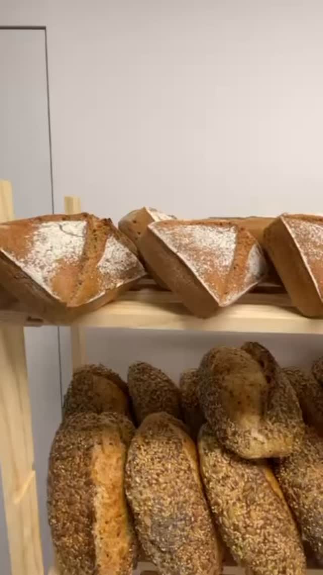 Eerste bakdag van 2026 โจ๐ฅ iedere woensdag, een jaar gevuld met verse desembroden voor onze liefste klanten ๐๐ผ. #desembrood #microbakkerij #zuurdesem #depanne #kooplokaal