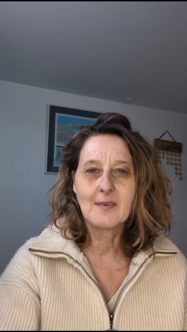 J'ai décidé de vous faire une nouvelle série de vidéos qui vous permettront de comprendre ce que l'on fait lors d'une séance d'hypnose régressive.
Ici nous avons traité des problèmes de couple.
En comprenant pourquoi elle avait ce comportement, en guérissant son corps et en déposant ses émotions liées à cet événement elle devrait pouvoir maintenant s'épanouir pleinement dans cette relation. Parce que finalement la meilleure justice pour cette jeune fille enlevée dans cette vie d'avant, c'est qu'elle dans cette vie s'épanouissent pleinement que ce soit dans sa relation avec cet homme que dans sa sexualité.
Si vous avez des questions, vous pouvez me les poser en commentaire. J'y répondrai avec plaisir.
Belle journée à tous ☀️ Et vive les femmes et les hommes qui vivent pleinement leur sexualité.
#hose #hypnoseregressive #sexualite #problemedecouple