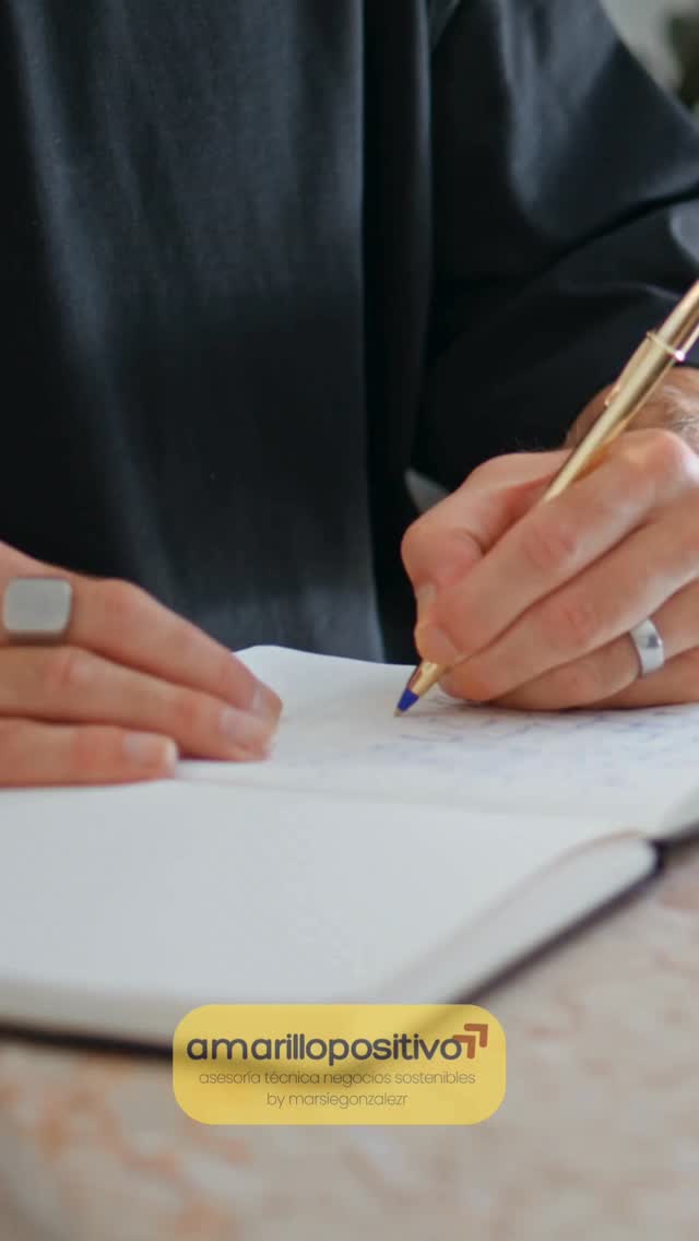 El primer factor de la metodología AmarilloPositivo establece las bases identitarias y operativas de todo negocio sostenible. Antes de hablar de impacto, escalabilidad o innovación, es fundamental que la empresa tenga claridad sobre su razón de ser, su estructura organizativa y su lógica interna de funcionamiento. Este factor permite al negocio reconocerse a sí mismo: entender qué lo mueve, cómo está constituido y qué capacidades tiene para operar y crecer. Es el punto de partida para cualquier proceso de fortalecimiento institucional, mentoría o transformación digital.
Incluye:
la definición de misión, visión, valores y oferta principal. Estos elementos no solo deben estar redactados, sino también vividos y aplicados en la toma de decisiones.
Por su parte, la “estructura organizativa” contempla la forma jurídica, la participación de socios, las áreas funcionales, los roles y el perfil del equipo humano. Este análisis permite identificar vacíos, duplicidades o fortalezas que pueden ser potenciadas. La claridad estructural es clave para la gobernabilidad, la transparencia y la sostenibilidad a largo plazo.
Para facilitar este proceso, AmarilloPositivo propone una herramienta práctica: la matriz de diagnóstico de madurez empresarial, que permite evaluar el nivel de conocimiento interno del negocio en cinco pasos. Esta matriz puede aplicarse en procesos de autoevaluación, consultoría o mentoría, y está diseñada para adaptarse a distintos tipos de organizaciones, desde emprendimientos sociales hasta empresas consolidadas.