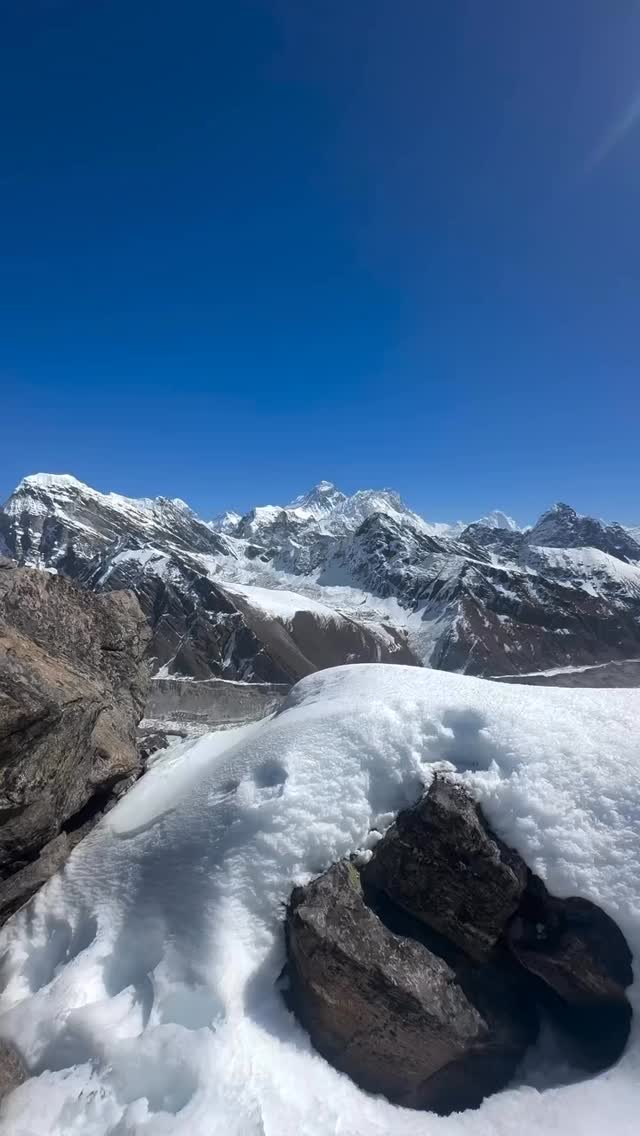 Útsýnið af Gokyo Ri tindinum sem er viðkomustaður á leið upp í grunnbúðir Everest er talið eitt það fallegasta á svæðinu. Þú sérð 4 tinda yfir 8.000 m - Everest, Lhotse, Makalu og Cho Oyu. En einnig Nuptse, Thamsareku og Ngozumpa jökulinn sem er lengsti jökull Himalaya. Langar þig að koma með í ævintýralega ferð í október 2026 👉 https://www.ferdasetrid.is/nepal2026