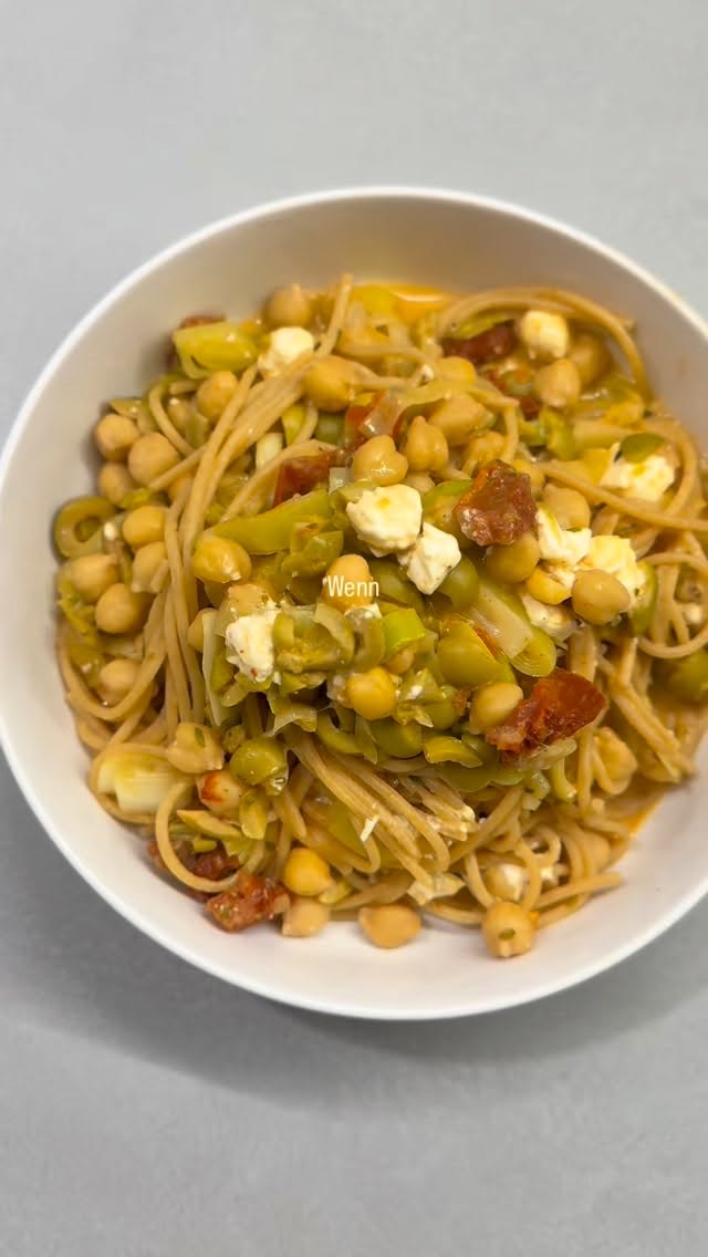 In 15 Minuten fertig. Soo lecker und das perfekte Essen nach dem Training und einen gemütliche Abend, an dem du nicht lange in der Küche stehen willst!😍🍝 Ein Rezept, das bei mir nicht mehr fehlen darf!!🤭
✨ CREMIGE ONE-POT-PASTA
Zutaten für mehrere Portionen:
350g Vollkornnudeln
1 Dose Kichererbsen
200g Feta
2 Stangen Lauch
1/2 Glas getrocknete Tomaten, in Öl
1 Glas grüne Oliven, entsteint
500ml Gemüsebrühe
Salz, Pfeffer, Kräuter, Paprikagewürz, etwas Chili
Zubereitung:
Lauch putzen, in Ringe schneiden, waschen und abtropfen lassen. Tomaten abwaschen, abtropfen lassen und klein schneiden. Etwas Öl in einem großen Topf erhitzen und Lauch und Tomaten darin bei mittlerer Hitze andünsten. Mit Salz und Pfeffer würzen und die Nudeln hinzugeben. Brühe und 750ml Wasser zugießen, aufkochen und alles ca. 10 Minuten bei kleiner Hitze köcheln lassen bis die Nudeln bissfest gegart sind. Gelegentlich umrühren. Währenddessen die Oliven in Ringe schneiden, Feta würfeln und am Ende unter die Nudeln mischen. Abschmecken und servieren.☺️
#sporternährung #gesundeernährung #proteinreich #gesundesrezept #schnellesrezept