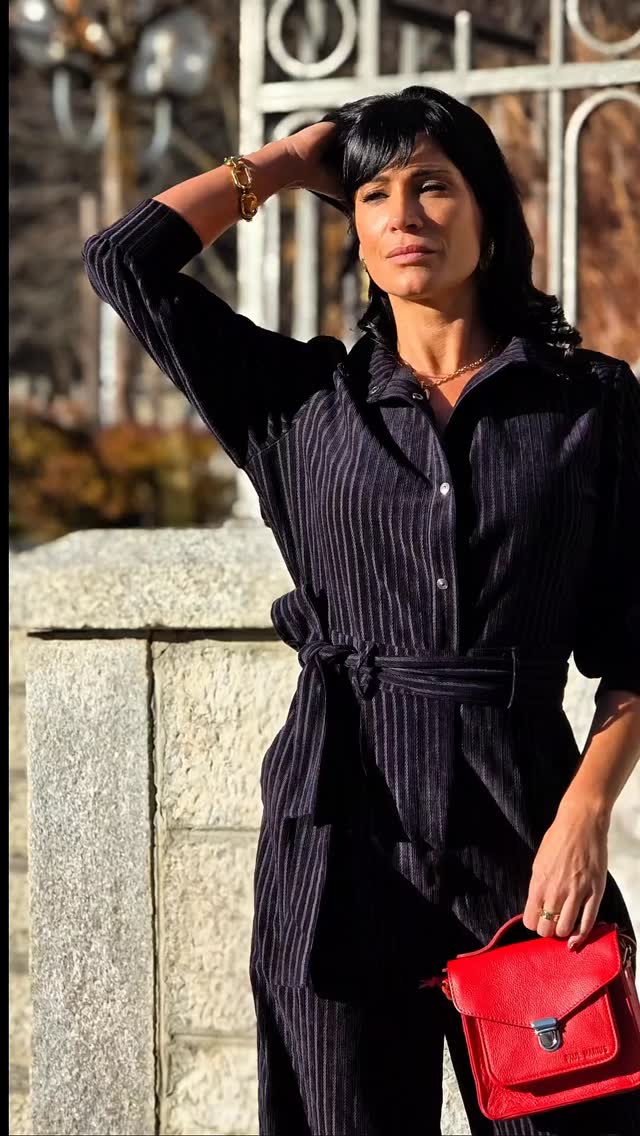 @valy_sanchez porte une combi @freemantporter un sac @paulmarius_officiel et des bijoux @blowbijoux
#jeudi13 #sale #boutique #shopping #valais