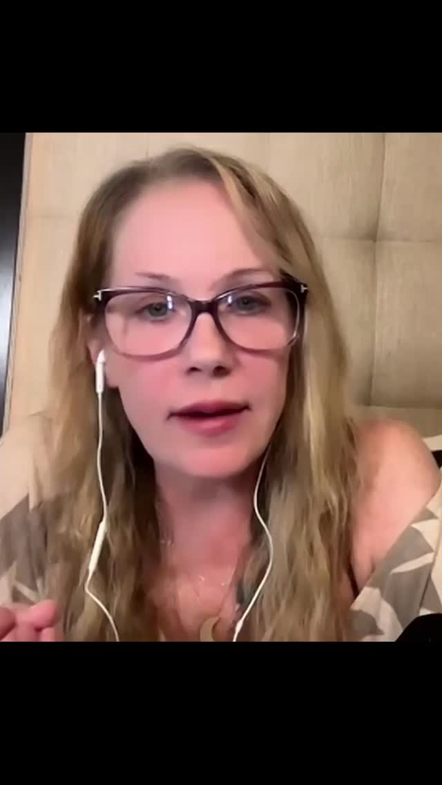 Am I doing it right? MS, celiac, feminism, life? Christina won’t give you the right answers—she’ll give you the truth.
@jesposito @catyezbak #christinaapplegate