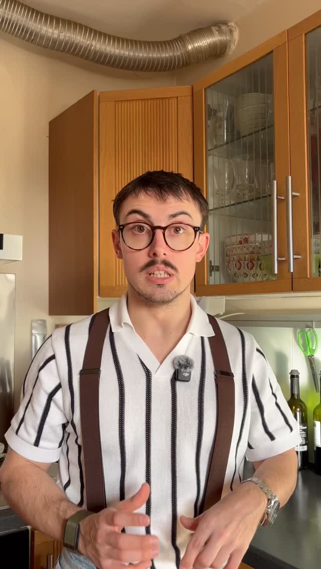 COFFEE 101, ep 16 - EXTRACTION MADE SIMPLE
L’extraction, c’est LE point clé de ton café.
C’est elle qui décide si ton café est bon… ou franchement raté.
Quand l’eau traverse le café, elle ne prend pas tout d’un coup:
➡️ d’abord l’acidité
➡️ ensuite le sucre
➡️ et à la fin, les arômes
Pour une base solide, retiens deux règles simples :
1️⃣ 1 dose de café = 2 doses en tasse
2️⃣entre 25 et 30 secondes
⚠️ Les deux grosses erreurs à éviter :
Sur-extraction: ça coule trop lentement = café amer
Sous-extraction: ça coule trop vite = café bizarre
Un bon café, c’est un café qui coule ni trop vite, ni trop lentement.
Sauvegarde ce reel pour te rappeler des bons réglages
#onecupatadiviso
#coffeeaddict #brewing #coffee101 #coffee