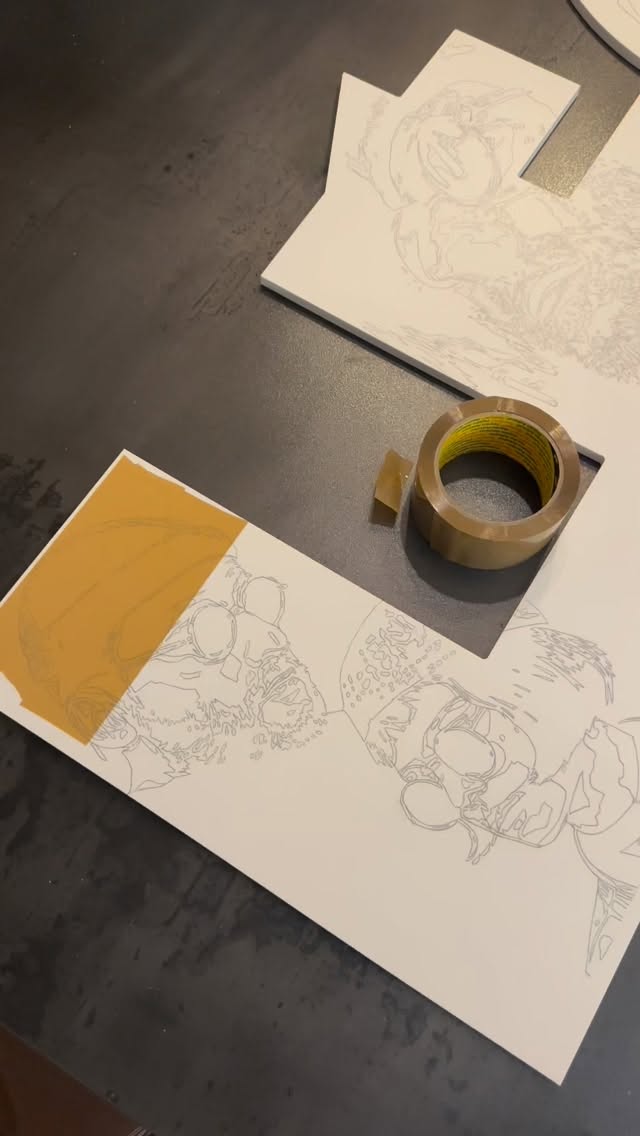 Et si on commençait la première couche ? 🕶️
.
Certainement la plus importante car elle pose les bases de l’ensemble du tableau.
.
Alors vous en pensez quoi ?
.
#artcontemporain #tapeart #packingtapeart #paulinefillioux #leonleprofessionnel