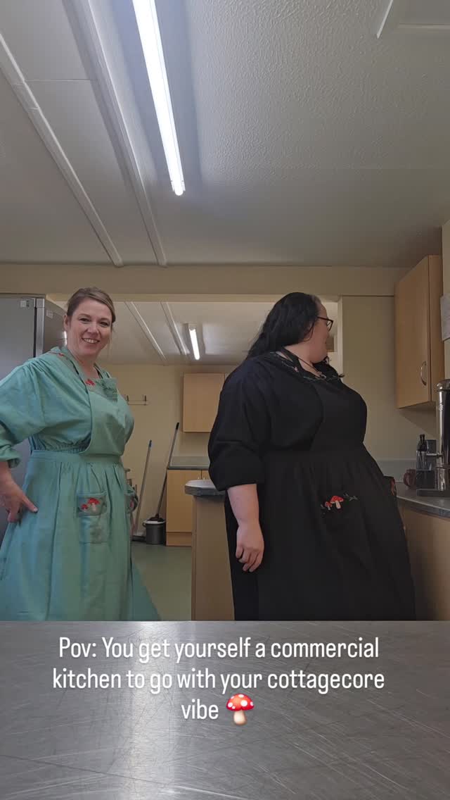 We are rocking our cottagecore vibe this day ššš
Cottagecore dress (with pockets obviously) and matching aprons š
That 70's teacup though š
#cottagecore #cottagecoreaesthetic #shroom #peachypearclothing #apron #sizeinclusivebrand