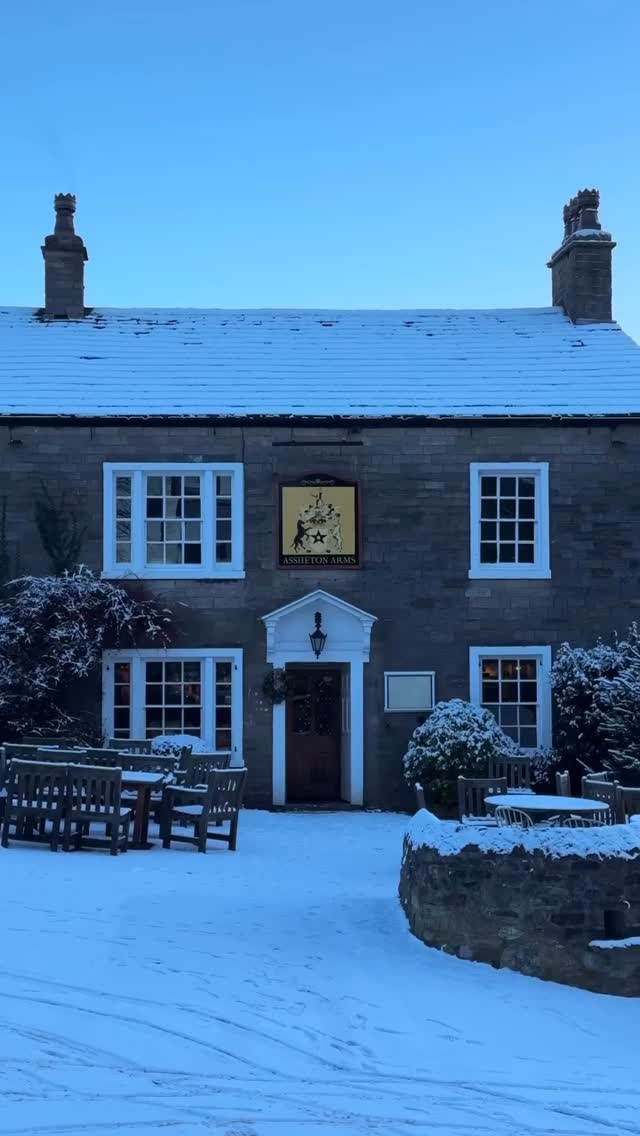 And just like that the weekend is here and it’s time to relax and unwind. What a beautiful snow-covered week it’s been here in Lancashire. Who agrees snow makes everything look even more beautiful?
Video credit - @waddingtonarms @asshetonarms @laythamsescape @jamesplacesgroup
