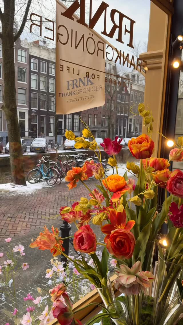 On an ancient canal, where soft light drifts between the Palace and the Anne Frank House, spring quietly begins to bloom.
Within historic walls and the gentle passing of time, I present my new spring flower collection — created with care, with love, and with a warm heart.
Elegant arrangements, waiting to be discovered.🌺
#silkflowers
#amsterdamshopping
#exlusiveflowers
#flowersofamsterdam
#silkkaflowers