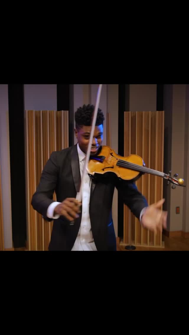 Improvise with me in G minor!✊🏾🇵🇷💃🏻🕺🏾
Grab your instrument—physical or external—and improvise in G minor, G harmonic minor, or just let your imagination take the lead! And if you haven’t practiced your scales today… NOW’S the time🤓😅
🎻 Segment from my masterclass “Classical to Pop Improvisation”
🎶 Improv section from my composition “Flying—Dancing in Spanish Harlem”
Tag me if you play along—or drop a 🎶 if you’re improvising!
#playalong #improvisation #violintechnique #latingroove #violinist