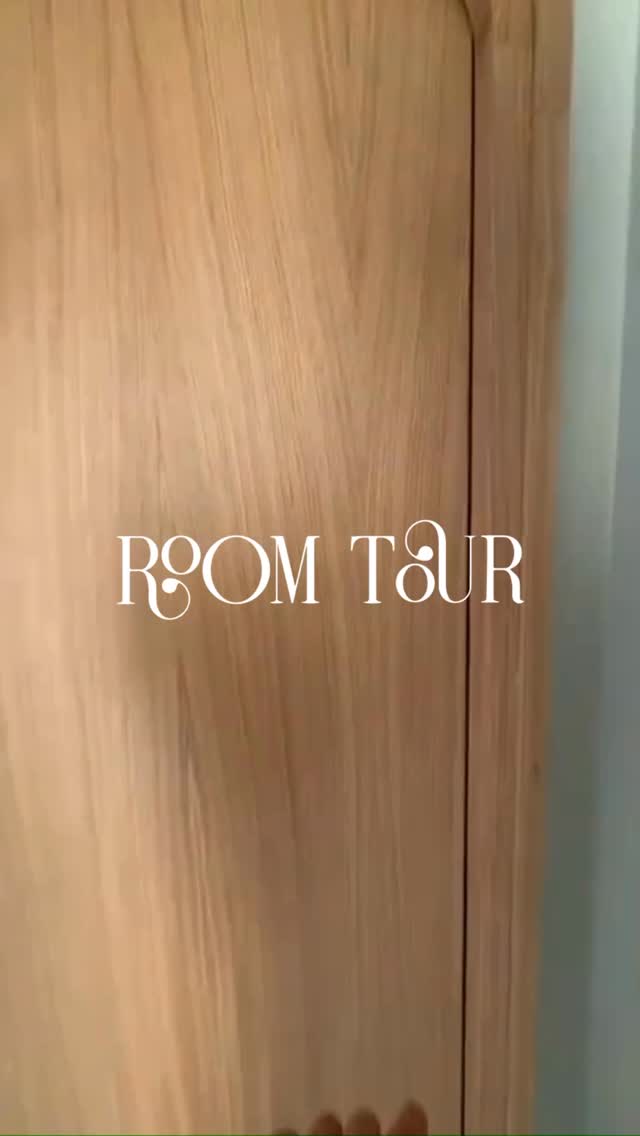 Visite de chantier dans un appartement parisien en pleine transformation.
Ici, chaque détail a été pensé pour optimiser l’espace sans jamais le contraindre.
Menuiseries sur mesure réalisées avec précision, portes en bois intégrées et invisibles, lignes parfaitement alignées, volumes fluides : tout s’emboîte naturellement. Les rangements disparaissent dans l’architecture, les circulations se libèrent, et l’espace respire.
C’est ce moment du chantier que l’on aime particulièrement : lorsque les choix techniques et architecturaux prennent forme, et que l’on voit apparaître cette impression d’évidence. Rien ne dépasse. Rien n’est superflu. Tout est à sa place.
À Paris, l’optimisation de l’espace passe par le sur-mesure, la menuiserie intégrée et une exécution millimétrée.
Un travail de précision, pensé pour durer — et extrêmement satisfaisant à regarder.
👉 Découvrez nos réalisations et notre approche du sur-mesure à Paris
✨Projet dessiné par Épicène
#architecteparis #parisarchitecture #renovationparis #pocketdoors