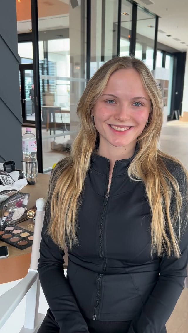 ✨ Dein Tag. Dein Moment. Dein Wow-Auftritt. ✨
Als Braut darfst du strahlen – vom ersten Schritt bis zum letzten Tanz 🤍
Ein Look, der dich nicht verkleidet, sondern dich perfekt unterstreicht.
👰♀️✨ Der Hingucker des Tages? Ganz klar: du.