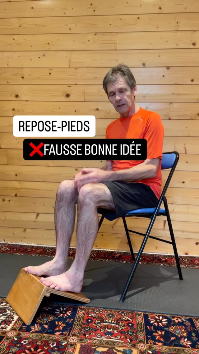 ARRÊTEZ de vouloir « bien » vous asseoir avec un repose-pieds ! 🛑�
On pense souvent aider son dos en ramenant les genoux plus hauts que les hanches. Résultat ? �On ferme l’angle cuisse-ventre, le bassin bascule en arrière et le dos s’effondre en rétroversion.�
Comme l’explique Serge dans cette vidéo, si votre chaise ne vous va pas : ��1️⃣ Avancez-vous au bord de l’assise. �2️⃣ Glissez un petit coussin sous les fessiers (pour l’antéversion).
3️⃣ Retrouvez votre ressort naturel.
C’est ainsi que l’on passe de positions « abracadabrantes » à une structure vivante et mobile.
Dites-nous en commentaire :
vous utilisez un repose-pieds au bureau ? 👇
�Prêts à retrouver votre équilibre originel ? »
🚀 Formation en ligne �📅 Stages & Formations en présence �🔍 Bilan Postural personnalisé
👇 Écrivez « INFO » en commentaire et on vous envoie tous les détails en privé ! �(Ou cliquez sur le lien en BIO sur Instagram)
#Yogatherapie #CathetSergeYoga #MalDeDos #Posturo #TravailAuBureau