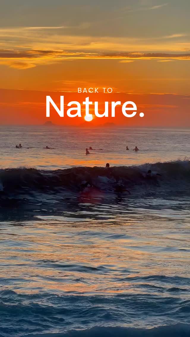 A natureza não pede pressa. Ela pede presença. Estar ali de verdade, sentir o vento na pele, ouvir os sons sem filtro, perceber o cheiro da terra e o ritmo calmo que tudo segue.
Aproveitar a natureza não é só olhar. É silenciar por dentro, desacelerar os pensamentos e deixar o corpo lembrar de onde veio. Cada trilha, cada rio, cada montanha ensina algo simples e profundo: estar presente já é o suficiente.
Quando você se permite sentir a natureza, algo muda. O peso diminui, a mente clareia e o coração encontra espaço. Não é fuga. É reencontro. Com o mundo e com você mesmo.
Às vezes, tudo o que a gente precisa é estar ali. Sentir. Respirar. E deixar a natureza fazer o resto.
#natureza #nature #naturelife #naturelovers #nature_perfection