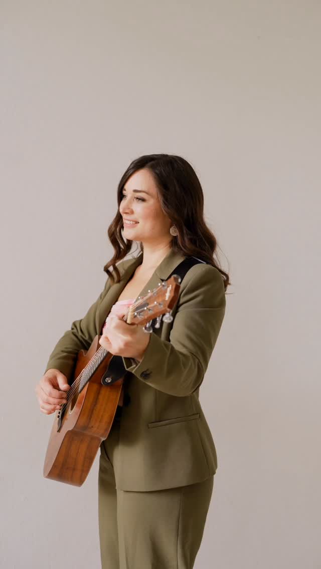 Mein Kalender für 2027 ist nun ganz offiziell geöffnet und ich freu mich, ihn nun immer mehr zu füllen mit Namen von Paaren und Menschen, die sich für echte, gefühlvolle und stimmungsgeladene Live-Musik bei ihrem Event entscheiden. Was eine Buchung bei mir einzigartig macht: Ihr könnt mich für verschiedenste Programmpunkte und in unterschiedlichen Formationen in Kombination buchen: Von kleiner Solo- oder Duo-Besetzung bei Trauungszeremonien bishin zu einem Stimmungshighlight bei der Agape mit meinem Trio und einer langen Party-Nacht mit meiner großen Live-Band 💃 All diese Highlights sind super leicht zu organisieren, weil ihr dafür nur eine Ansprechpartnerin habt: Nämlich mich ☺️🫶 Ich kann euch verschiedenste Pakete zusammenstellen, die genau zu euch, eurem Tagesplan und euren Gästen passen. ❤️ Zusätzlich bringe ich Erfahrung aus 10 Jahren professioneller Event-Musikbegleitung mit und kann euch mit sehr wertvollen Tipps zur Seite stehen!
Wenn ihr mich für 2027 anfragen wollt, schreibt mir gerne eine Nachricht an: booking@monalisalive.com
.
📹 @___janahofmann