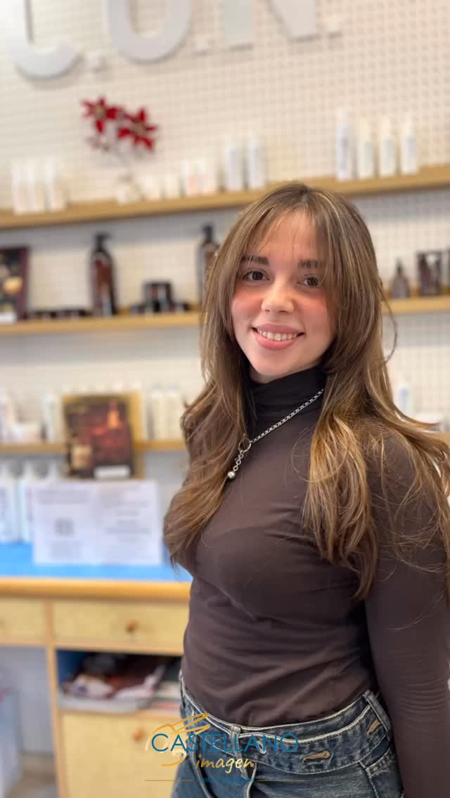 ¿Te gusta el cabello largo, pero sientes que necesitas un cambio? ✨
Unas mechas babylight, unas capas y un flequillo pueden marcar la diferencia.
El resultado: una melena larga, con movimiento y mucho más divertida. 💇♀️
#castellanoimagen #peluqueriasevilla #babylights #cabellolargo #cambiadelook