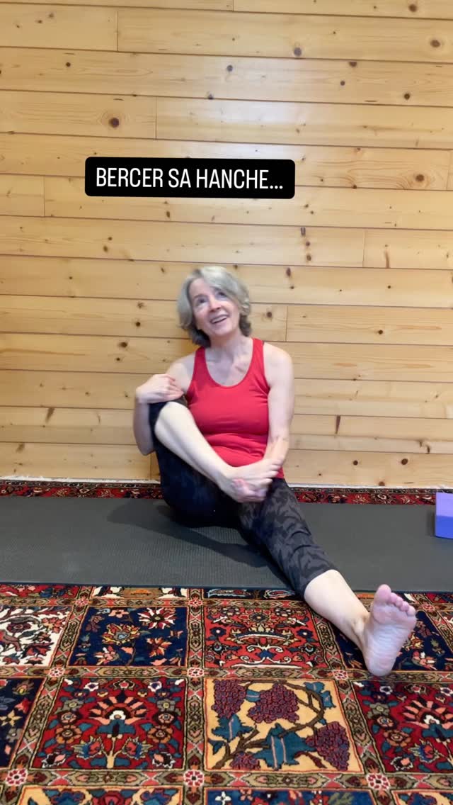 « Je berce ma hanche... » 🧐 On l’a tous fait, non ?
Ici nous pointons du doigt une erreur fondamentale : confondre l’agitation d’un membre avec la véritable mobilité articulaire.
Comme dans la vidéo, si votre bassin est figé (en rétroversion ou « bloqué »), vous ne travaillez pas votre hanche : vous créez des compensations ailleurs.
Pourquoi ça ne marche pas ?
Sans le déversement du bassin (l’antéversion), la tête du fémur ne peut pas pivoter librement. Elle vient « percuter » l’articulation au lieu de l’ouvrir.
La solution ?
Passer de la « berceuse » à la flexion consciente.
C’est là que l’intelligence du bassin prend tout son sens et que la douleur laisse place à l’espace.
👇 On vous explique toute la biomécanique derrière ce geste dans notre nouvel article de blog. �« Hanche bloquée : retrouvez la mobilité grâce à l’intelligence du bassin. »
Notez bassin en commentaire et recevez le lien 🔗 pour découvrir les secrets de votre charnière principale !�
#Yogatherapie #CathEtSergeYoga #Mobility #AnatomieYoga #Bassin