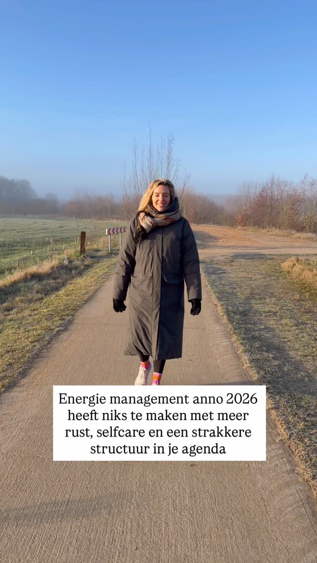 Energie management anno 2026:
👉 Je bouwt aan nieuwe ideeën en projecten in het bedrijf, ook al stroomt je inbox vol met ad hoc verzoekjes.
👉 Moeilijke emailtjes beantwoord je direct, zonder een gewikt en gewogen aangelengde boodschap die dagen in je hoofd ruimte in loopt te nemen.
👉Je geeft aandacht aan wat er echt toe doet, en kunt de operationele taakjes makkelijk even laten voor wat ze zijn.
👉 Wanneer de dag niet loopt zoals je wil, raak je niet gefrustreerd maar blijf je kalm en herpak je jezelf in 90 seconden.
👉 Je houdt voet bij stuk en staat sterk, ook al krijg je goedbedoelde adviezen en meningen van je familieleden.
Dit krijg je niet voor elkaar met wat meer rust, self-care en een strakkere structuur in je agenda.
Bruisen van de energie is jouw realiteit als je je eigen koers blijft varen, in welke storm je ook terechtkomt. Ik leer je HOE in Stay in Your Lane 💅🏻