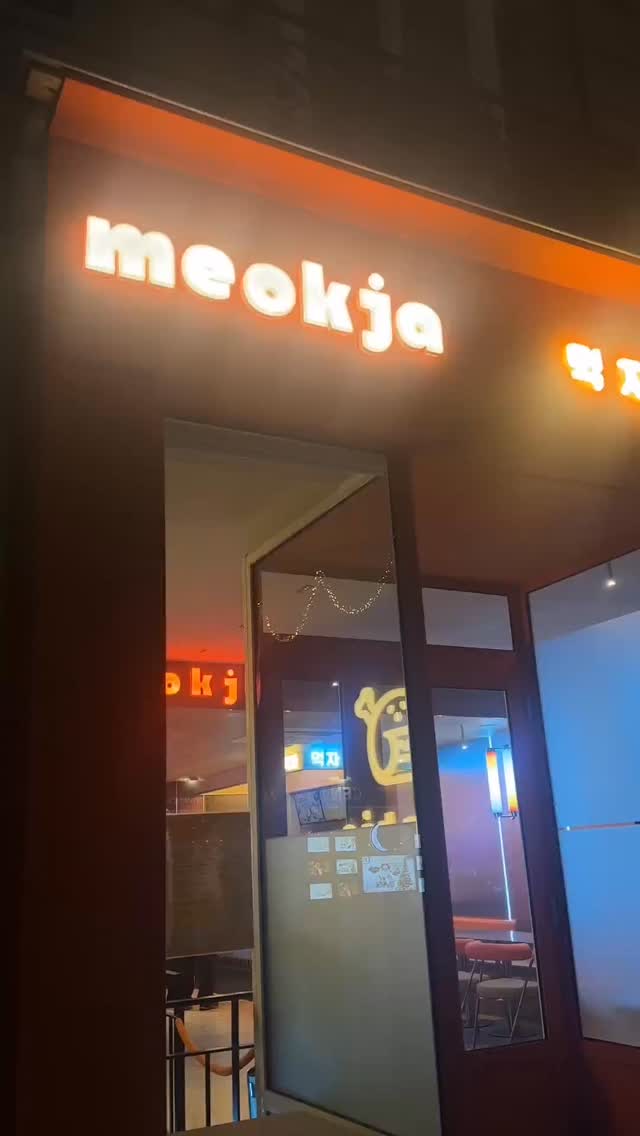 La street food coréenne comme on l’aime 🇰🇷
Tteokbokki, Bulgogi Smash Burger, mandu au poulet… Venez découvrir !
📍354B rue de Vaugirard, 75015 Paris
⏰ Ouvert du Lundi au Dimanche 11h30-22h30
#smashburger #parisfood #food #burger #chicken