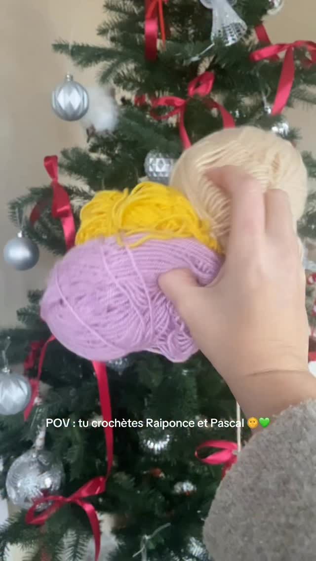 Raiponce et Pascal 🌞💜 patron raiponce : @kro_shaa patron pascal : Sienna_handmade #crochet #raiponce #tangled #pov #disneycrochet