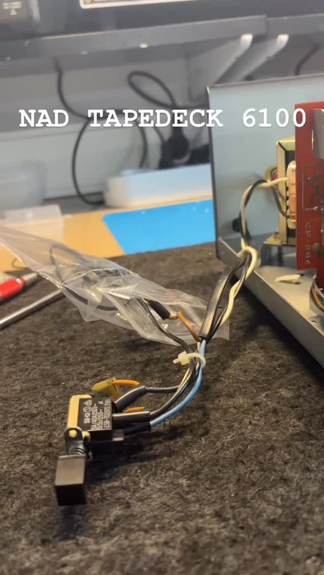 NAD 6100 - Servo Control Tape Deck… Baujahr 1982 -84 ausgestattet mit
- Dolby B+C
- Dolby HX Pro
- Play Trim
- DyneQ - dynamischer EQ, verhindert Übersteuerung
- Car- Schaltung, Dynamikkompression
- regelbarer BIAS
Das Gerät war viele Jahre unbenutzt und hatte eine satte Riemenpest. Laufwerk ist wieder instand gesetzt. Jetzt läuft es erstmal etwas ein und dann geht es an den Abgleich.
#vintageaudiomd #vintageaudio #vintageaudiorepair #vintagehifi #nad