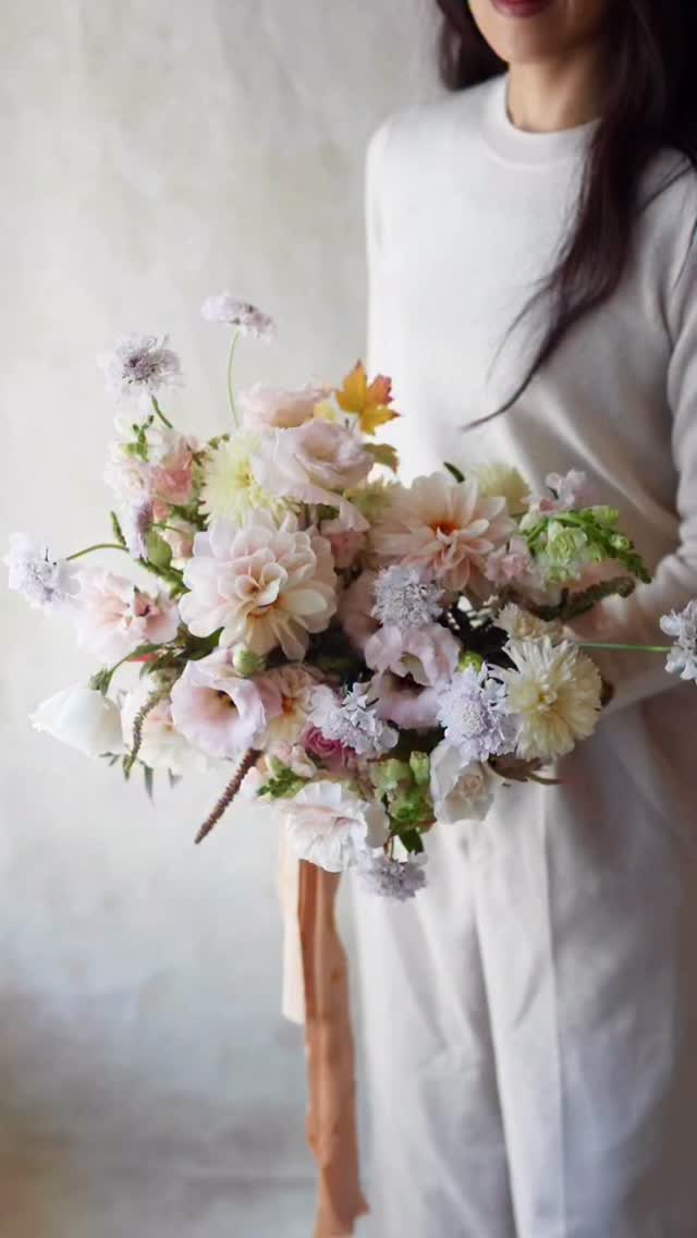 I made this soft pink and lavender bouquet last fall, when dahlias were still blooming so beautifully. I started by filling the space with maple leaves that had just turned their fall colors in our garden🍁 (although I probably wouldn’t use them in wedding bouquets, since they don’t last long 😉). Then I placed the main and secondary flowers, following the line flowers. Adding movement flowers at the end helps soften a bouquet, so this time I used pale lavender, locally grown scabiosas.
Winter is usually a slower time, but it’s actually the best season to practice and stay creative. If you felt unsure or nervous last year about wedding bouquets turning out differently than you imagined or hoped, I really believe practice helps the most. Thinking about past failures and unpredictable results used to make me nervous too, but even putting in just half an hour a day made a difference. The more I practiced, the more confident I felt, and I found out how I could improve and sometimes new ideas just came naturally. Small, steady repetition can quietly change things over time 💫
.
Flower tool
- StemSlider bouquet tool
Flower materials
- dahlia
- scabiosa
- lisianthus
- mum
- snapdragon
- garden rose
- amaranthus
- greenery ( maple & sweetpire)
.
.
.
.
.
#stemslider #flowertool #weddingbouquet #flowerbouquets #stemsliderbouquet