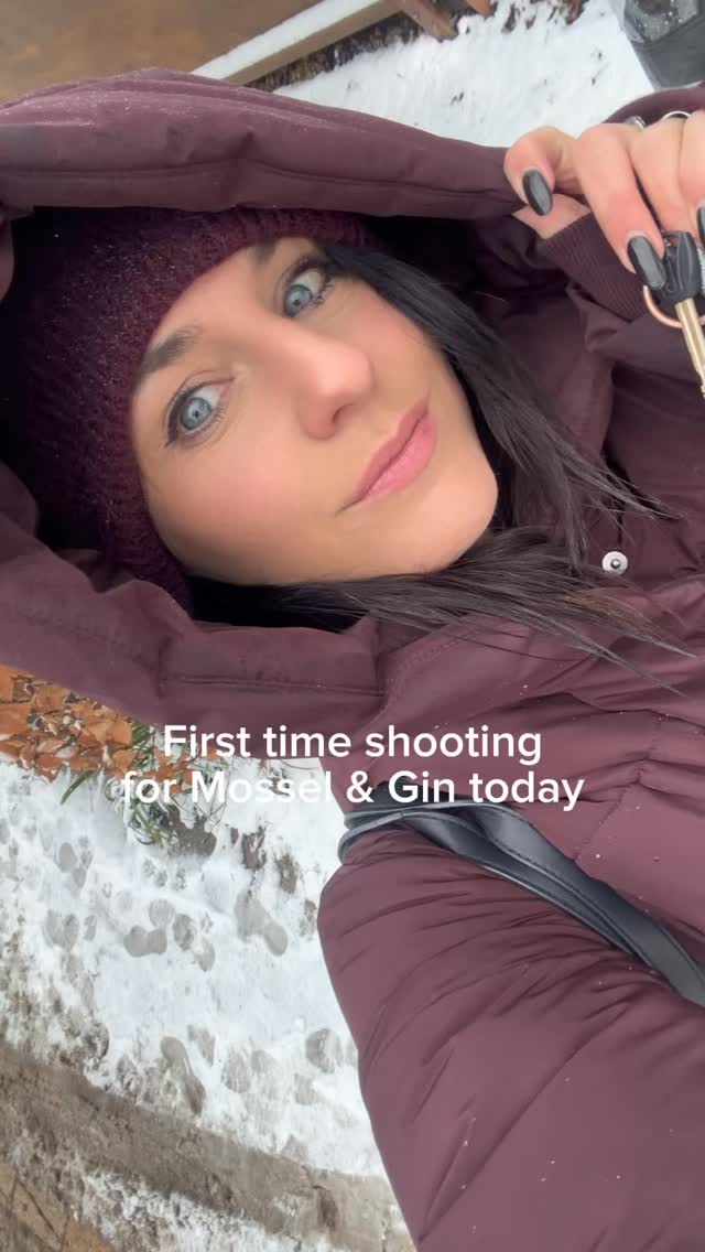 Vandaag hadden @bogdanka_mi en @bytessahoogenboezem en @noramaria.nl de eerste shoot voor @mosselengin. Een zaak die al tien jaar onderdeel is van Amsterdam, met een eigen verhaal, een duidelijke ziel en mensen die precies weten waar ze voor staan. Dat wij daar nu onderdeel van mogen zijn voelt allesbehalve vanzelfsprekend en juist daarom extra leuk.
Vanaf 15 januari nemen we de socials over en we hebben hier oprecht veel zin in. Niet alleen vanwege het product want dat staat als een huis, maar vooral door de mensen erachter. Veel passie, veel liefde voor het vak en een energie waar je direct in mee wil.
Dit smaakt naar meer. Dit avontuur belooft veel moois.