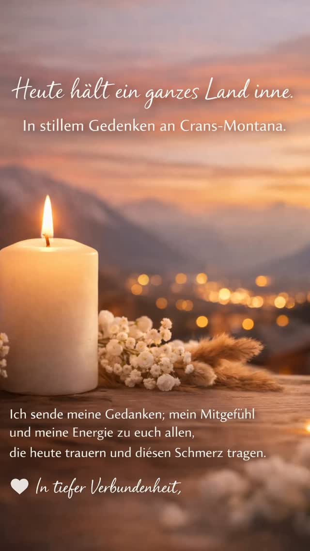 🕯️Heute halte ich inne. 🕯️
Heute ist ein nationaler Trauer-Gedenktag im Gedenken an das, was in Crans-Montana geschehen ist. Um 14 Uhr werden die Glocken läuten – und mit ihnen mein Herz still werden.
Das Feuer, die vielen Toten und Verletzten berühren mich tief.
Als Trauerbegleiterin, traumainformierte Coach und Seelsorgerin bin ich in Gedanken bei den Angehörigen, bei den Verletzten, bei den Augenzeug:innen – und bei all jenen, die geholfen haben und Bilder gesehen haben, die bleiben.
Ich spreche allen, die einen geliebten Menschen verloren haben, mein tiefes Beileid aus. 🙏🏻
Ich spüre viel Solidarität in diesen Tagen – ein leises, tragendes Miteinander im Schweigen.
🪽 Uns alle bewegt die Theodizee-Frage: Warum geschieht so viel Leid? Und wie findet ein Mensch Halt, wenn alles erschüttert ist?
Es gibt keine schnellen Antworten. Schock, Leere, Tränen, innere Unruhe – all das darf sein. Niemand muss jetzt stark sein oder funktionieren. Heilung beginnt dort, wo wir uns erlauben, berührt zu sein.
Um 14 Uhr bin ich innerlich verbunden.
Ich sende meine Gedanken, mein Mitgefühl und meine Energie zu all jenen, die heute trauern, erinnern und diesen Schmerz tragen. 🤍 #trauerbegleitung #trauma #trauerbegleitungfürkinder #cransmontana #schweiz