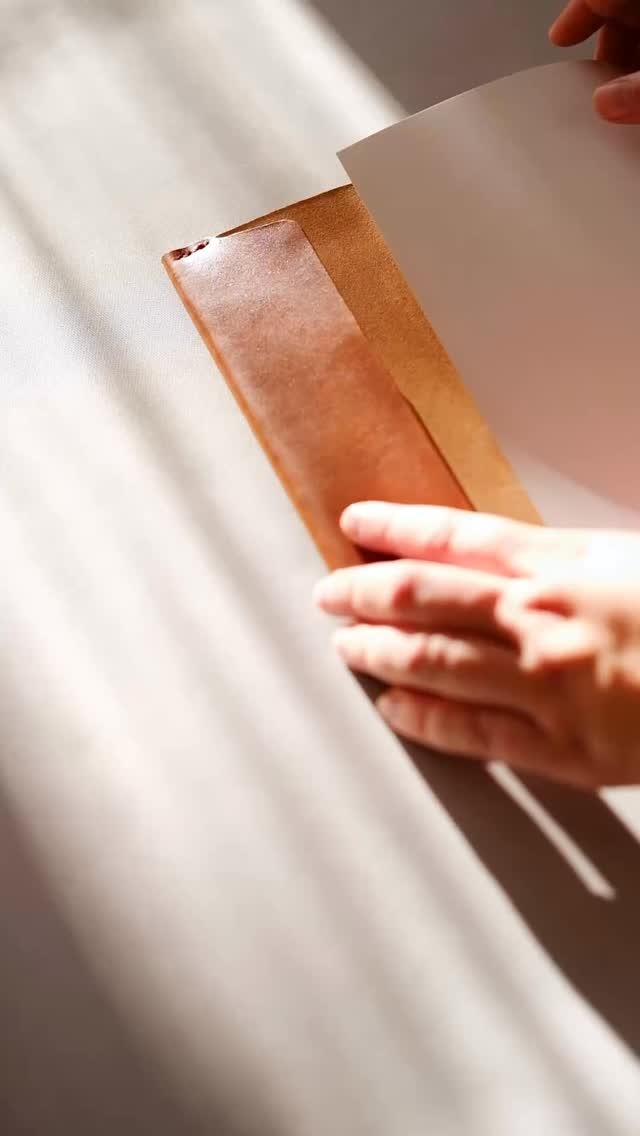 🧡📖 Zaodeje svoju knižku do koňakovej palety farieb, ktorá ochráni - nastaviteľný kožený obal, pevný na omak. Personalizovaný text aj obrázok v formáte A5 alebo väčší, s nastaviteľnou šírkou pre pohodlné prestriedanie knižiek. #obalnaknihu #gravirovanienamieru #slovenskyvyrobok #kozeny