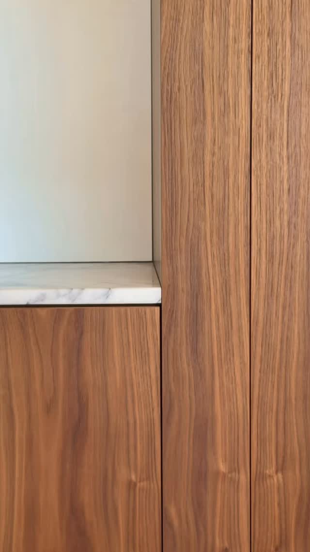 New York Marble and American Black Walnut hybrid media/robe
@blumaustralia hardware with @briggsveneers
#sydneyinteriors #sydneyhomes #interiordesignsydney #sydneyluxuryhomes #cabinetmaker
