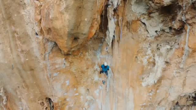 2026 yılına hızlı bir giriş yaptık.
İki gün süren yılın ilk rebolt çalışması ile Sarkıt Sol sektörde bulunan rotaların istasyonları değiştirildi ve gereken rotalarda düzenlemeler yapıldı.
Güvenle Tırmanın!
Ana sponsor : @yuksekteguvenli
Video : @saydamizm
#rebolting
#bolting
#routesetting
#routesetter
#climbing