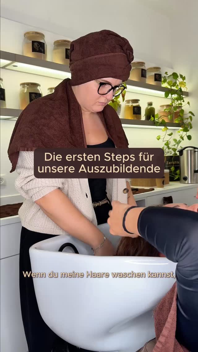 Ein Einblick in die Ausbildung zur Lockenspezialistin für naturbelassene Locken & Wellen 🌱 🥰
#lockenelite #lockenfriseur #ausbildung #wien #natural