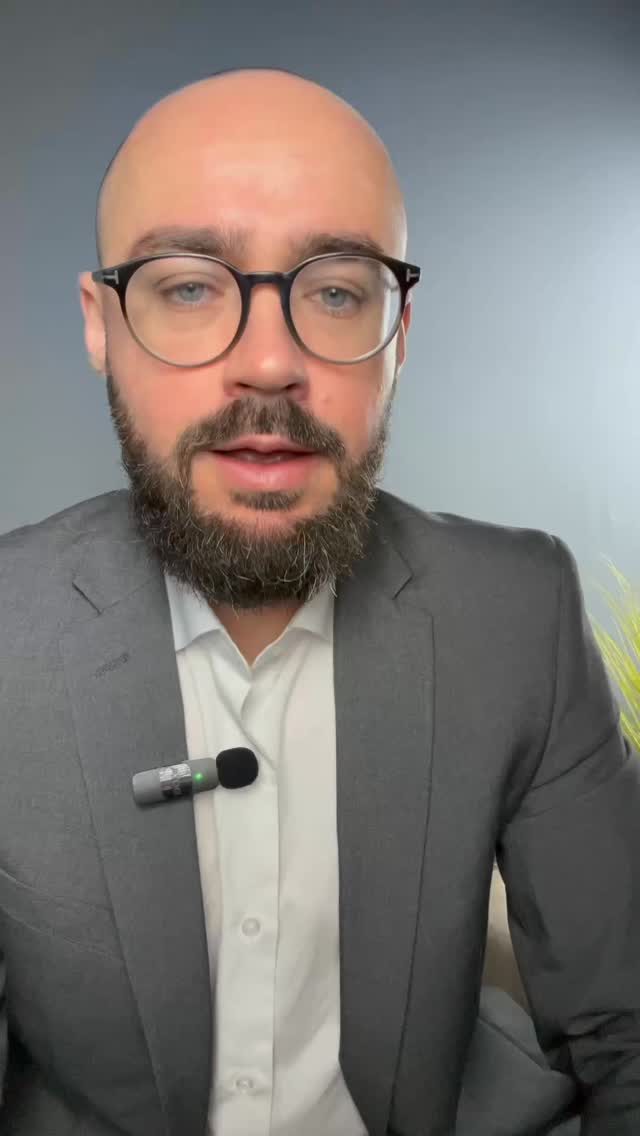 🧠 Sua saúde mental pode estar ligada a uma vitamina.
Ansiedade, sintomas depressivos e alterações de humor nem sempre começam apenas no psicológico.
Muitas vezes, o problema está na formação dos neurotransmissores.
A vitamina B6 é um cofator essencial para que várias reações do cérebro aconteçam de forma adequada.
Sem ela, a produção de neurotransmissores se torna lenta ou ineficiente.
Ela é necessária para:
– transformar 5-HTP em serotonina
– converter glutamato em GABA
– transformar DOPA em dopamina
👉 Por isso, não adianta suplementar 5-HTP com o objetivo de aumentar serotonina se não houver vitamina B6 suficiente.
Quando a B6 está baixa:
– a síntese de neurotransmissores cai
– o equilíbrio entre excitação e relaxamento se perde
– podem surgir ansiedade, irritabilidade, baixa motivação e humor deprimido
📊 Uma forma objetiva de identificar essa deficiência funcional é pela metabolômica.
O ácido xanturênico é um marcador específico de deficiência de vitamina B6.
🔍 Muitas vezes, o problema não é falta de neurotransmissor.
É falta de capacidade metabólica para produzi-lo.