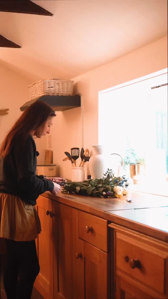 Another weekend of doing, sprinkled with a lay in, a trip to the cinema for some forced downtime and rounded off with a beautiful bouquet of flowers waiting for me when I got home from doing the horses this morning ❤️
Still pinching myself that this is my life now!
#countryliving #cottagecore #diyhomedecor