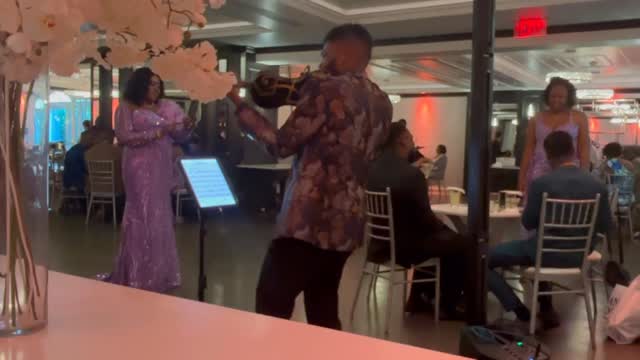 Don’t leave right before I solo over some @georgemofficial!😭😂🎻
📍: @crystalplaza - Bryant Gordon and Kelechi Ajoku’s wedding cocktail hour! 🫶🏾
#carelesswhisper #violinist #improvisation #eventplanners #weddingviolinist