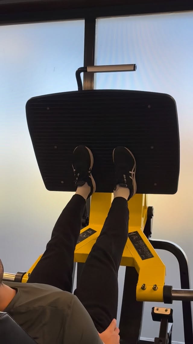 LEG PRESS | AYAK AÇISI = ÇALIŞAN KAS
Ön Bacak (Quad)
Ayaklar altta & dar
Diz hareketi fazla
Ön bacak için etkili
Arka Bacak + Kalça
Ayaklar yukarıda & orta
Topuktan it
Kontrol sende olsun
İç Bacak (Adductor)
Ayaklar geniş & dışa
Dizler dışa
İç bacak sıkılaşır sakatlığa çok açık kontrollü yük.
Aynı makine, farklı sonuç.
Ayağın yeri değişir, çalışan kas değişir.
#keşfet #fypage #wellness #fitness #bodybuilding